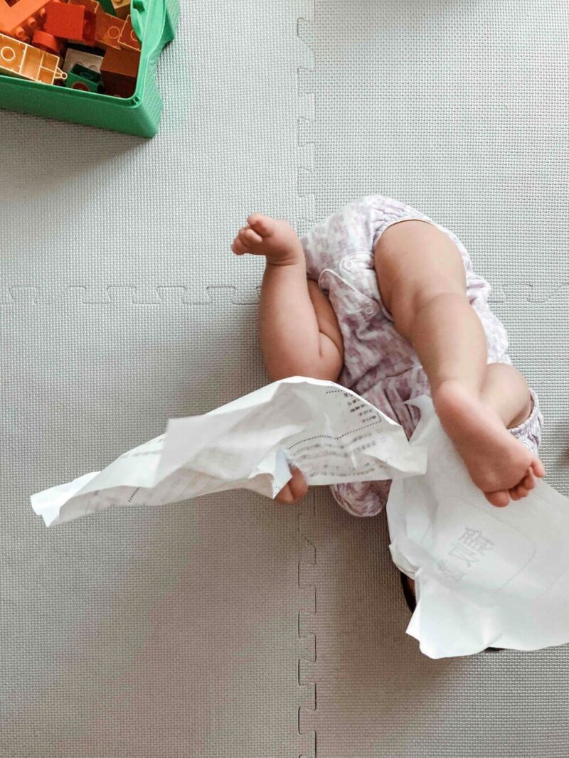 いらない紙で遊ぶ赤ちゃん